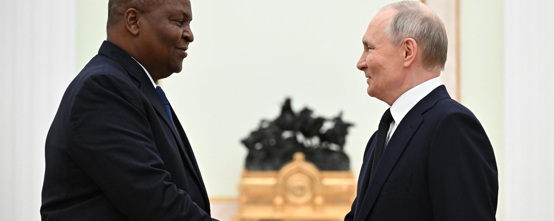 Encontro entre o Presidente Vladimir Putin e o Presidente da República Centro-Africana, F.A. Touadera. - Sputnik Brasil, 1920, 01.12.2025