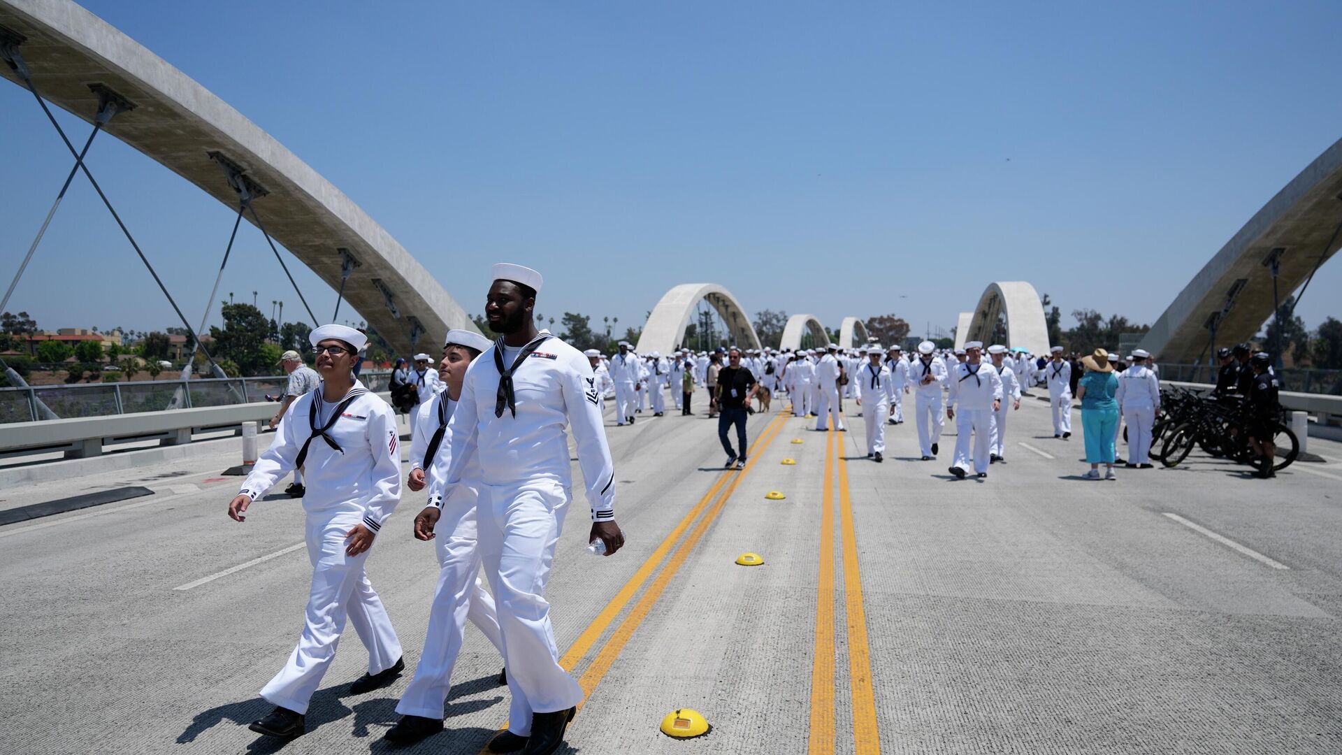 Marinheiros do USS Carl Vinson atravessam o Viaduto da Sexta Rua, que liga o centro de Los Angeles ao bairro de Boyle Heights, em Los Angeles, 27 de maio de 2024 Marinheiros do USS Carl Vinson atravessam o Viaduto da Sexta Rua, que liga o centro de Los Angeles ao bairro de Boyle Heights, em Los Angeles, 27 de maio de 2024 - Sputnik Brasil, 1920, 01.12.2025