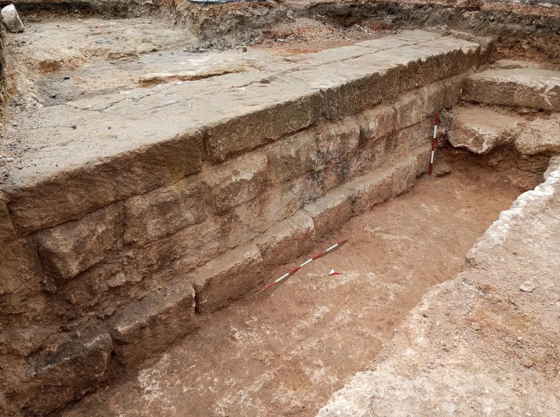 Trecho de muro messápico do século IV a.C. descoberto na estação ferroviária de Manduria, Itália