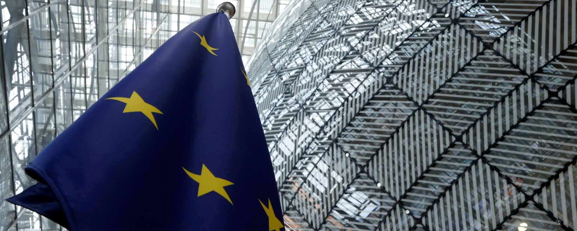 Ações da Europa são ditadas por baixa autoconfiança, opina especialista - Sputnik Brasil, 1920, 04.12.2025