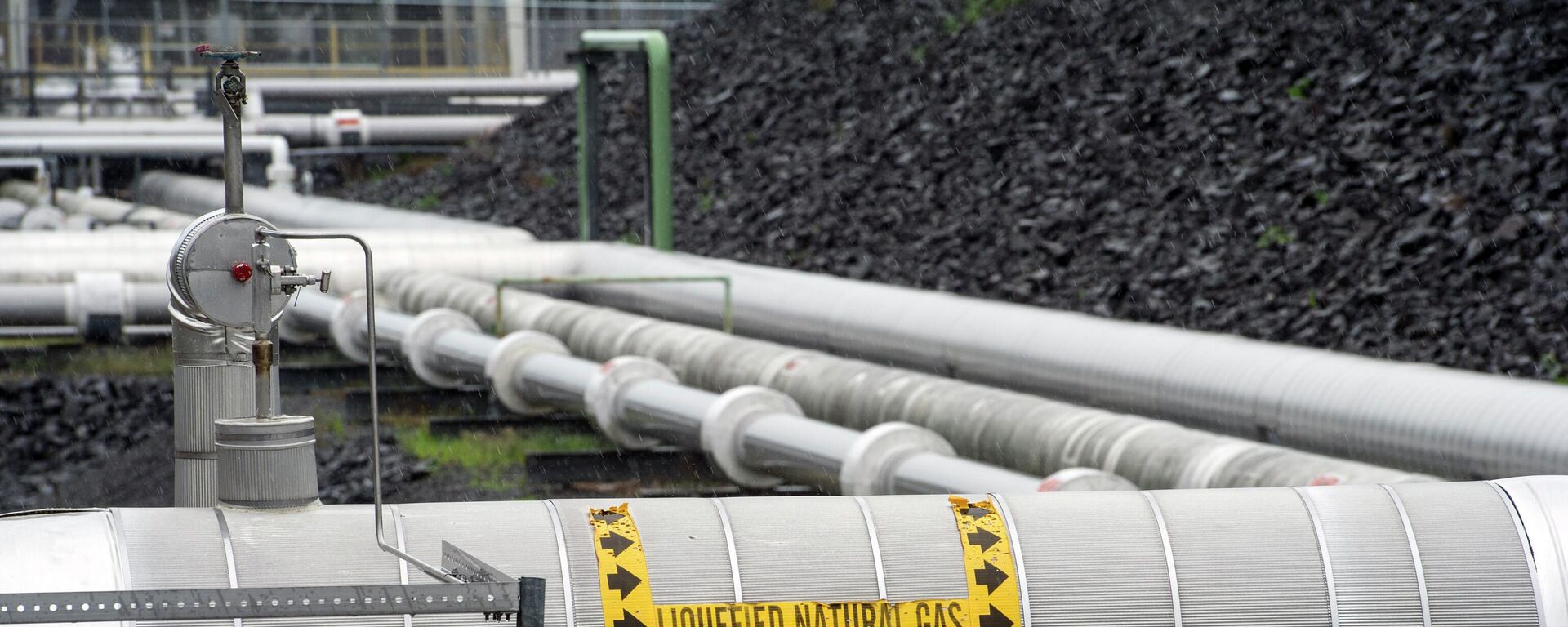 Tubulação para transporte de gás natural liquefeito  - Sputnik Brasil, 1920, 02.12.2025