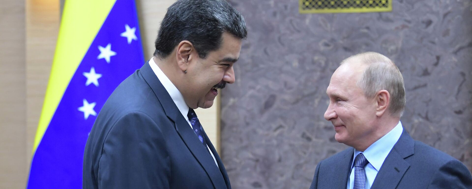 Encontro entre os presidentes Nicolás Maduro (à esq.) e Vladimir Putin (à dir.), em 2018 - Sputnik Brasil, 1920, 02.12.2025