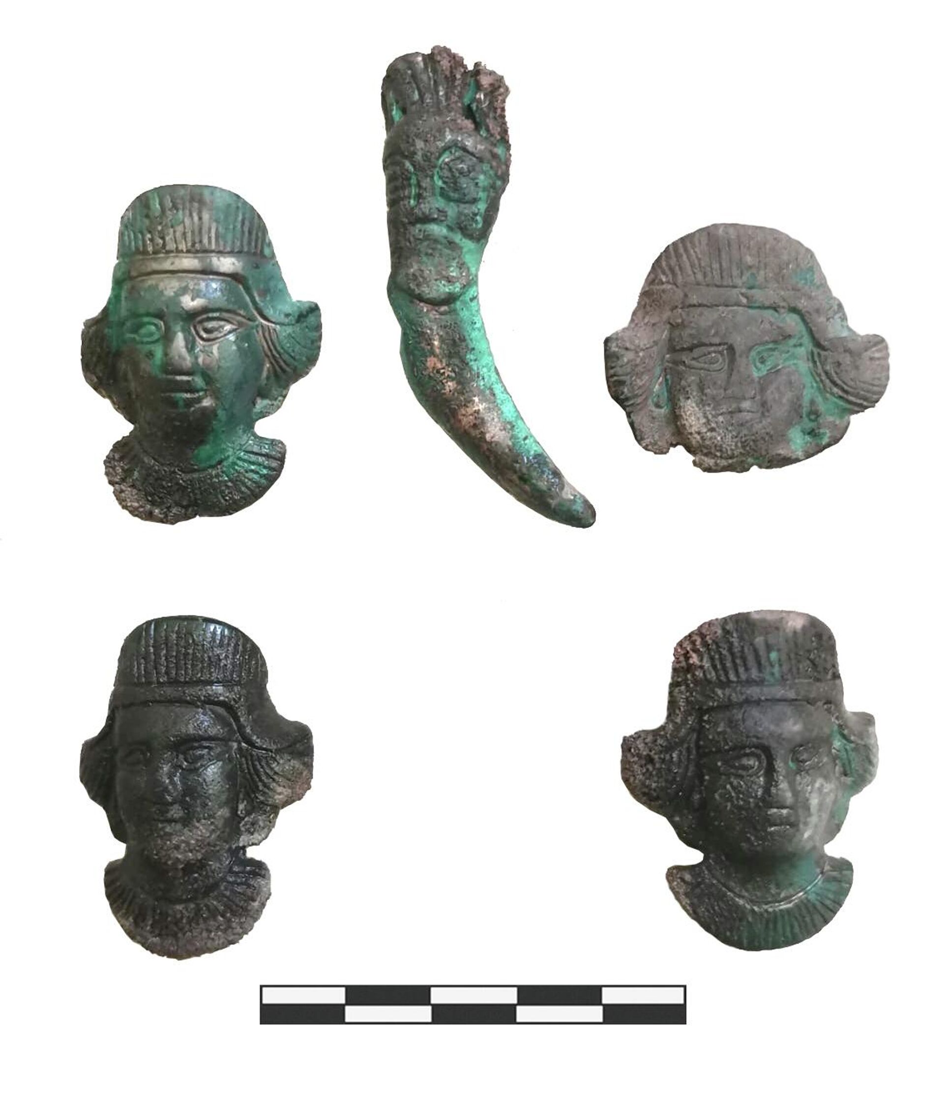 Máscaras-pingentes decorativas encontradas no complexo ritualístico na região de Orenburgo