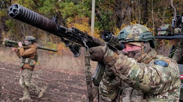 Soldados do Exército russo disparam contra um drone ucraniano em um local não divulgado na Ucrânia, em 10 de novembro de 2025 - Sputnik Brasil