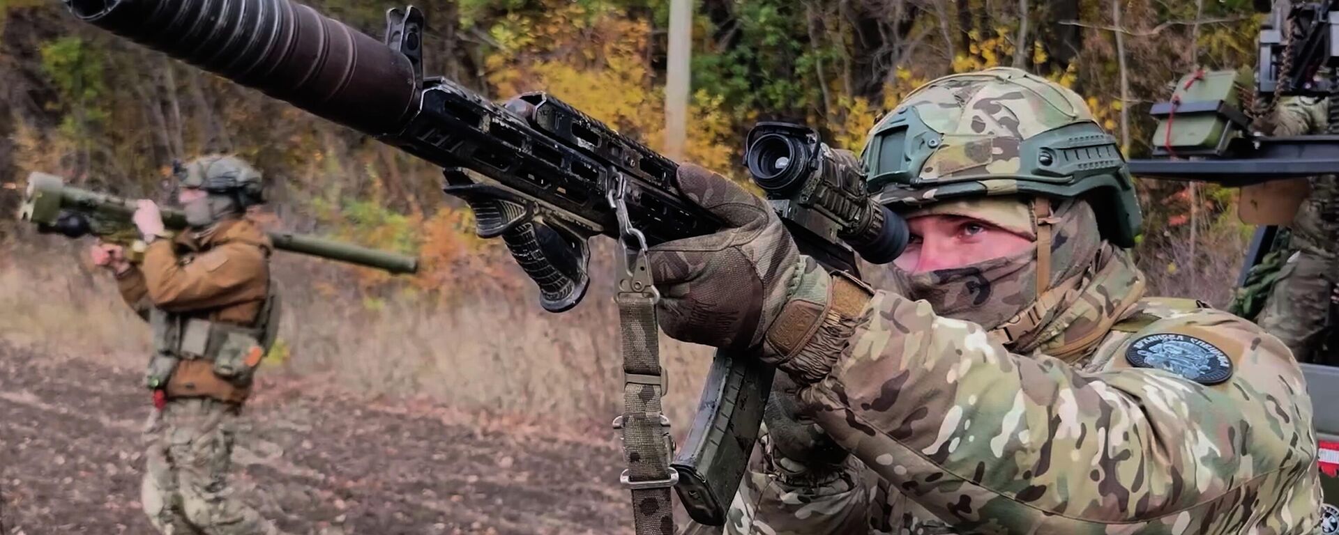 Soldados do Exército russo disparam contra um drone ucraniano em um local não divulgado na Ucrânia, em 10 de novembro de 2025 - Sputnik Brasil, 1920, 02.12.2025