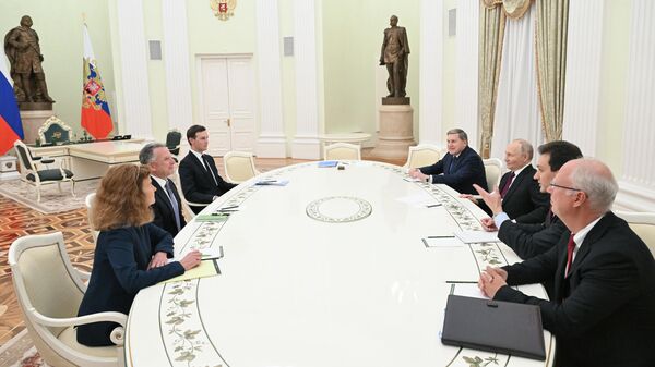 O Presidente da Rússia, Vladimir Putin, e o Enviado Especial do Presidente dos Estados Unidos, Stephen Witkoff (segundo a partir da esquerda), durante uma reunião no Kremlin, na capital russa, Moscou, 2 de dezembro de 2025. - Sputnik Brasil