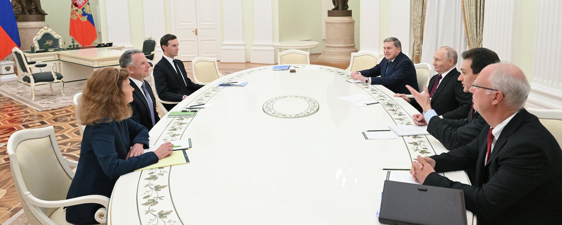 O Presidente da Rússia, Vladimir Putin, e o Enviado Especial do Presidente dos Estados Unidos, Stephen Witkoff (segundo a partir da esquerda), durante uma reunião no Kremlin, na capital russa, Moscou, 2 de dezembro de 2025. - Sputnik Brasil, 1920, 02.12.2025