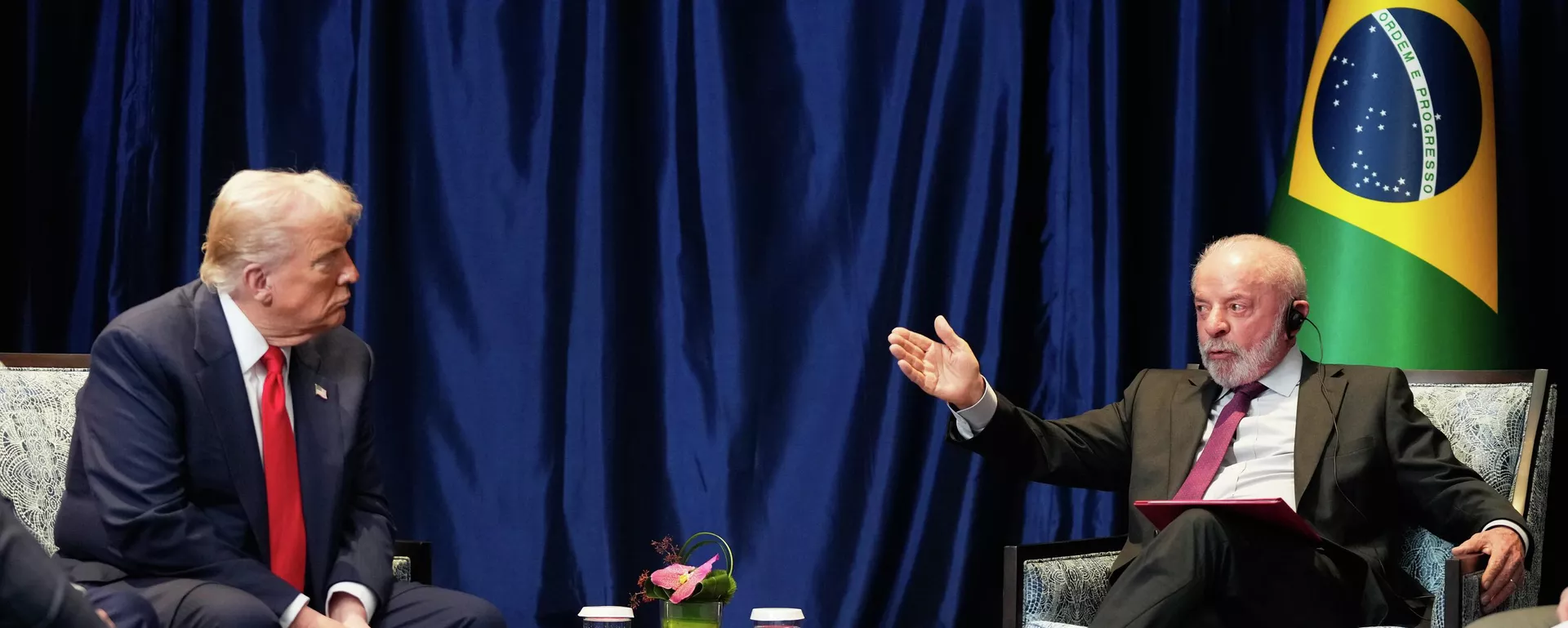 O presidente dos Estados Unidos, Donald Trump (à esq.), em encontro com o seu homólogo brasileiro Luiz Inácio Lula da Silva, em Kuala Lumpur, na Malásia, em outubro de 2025 O presidente dos Estados Unidos, Donald Trump (à esq.), em encontro com o seu homólogo brasileiro Luiz Inácio Lula da Silva, em Kuala Lumpur, na Malásia, em outubro de 2025 - Sputnik Brasil, 1920, 26.01.2026