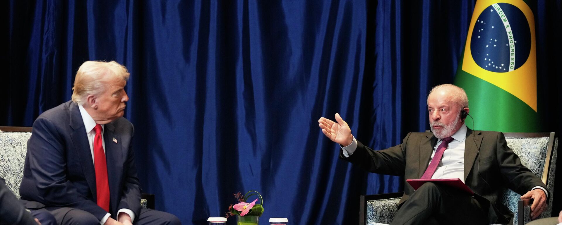 O presidente dos Estados Unidos, Donald Trump (à esq.), em encontro com o seu homólogo brasileiro Luiz Inácio Lula da Silva, em Kuala Lumpur, na Malásia, em outubro de 2025 - Sputnik Brasil, 1920, 02.12.2025