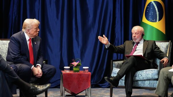 O presidente dos Estados Unidos, Donald Trump (à esq.), em encontro com o seu homólogo brasileiro Luiz Inácio Lula da Silva, em Kuala Lumpur, na Malásia, em outubro de 2025 - Sputnik Brasil