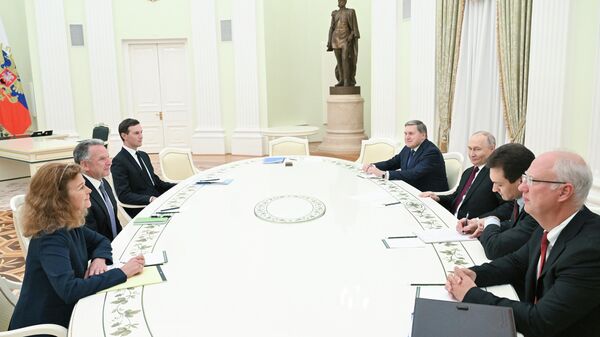 O presidente russo Vladimir Putin, o CEO do Fundo Russo de Investimento Direto (RDIF), o Representante Especial do Presidente da Federação Russa para Investimento e Cooperação Econômica com Países Estrangeiros Kirill Dmitriev (à direita), o Enviado Especial do Presidente dos EUA Steven Witkoff (segundo da esquerda) e o genro do presidente dos EUA Jared Kushner (terceiro da esquerda) durante reunião no Kremlin, em dezembro de 2025 - Sputnik Brasil
