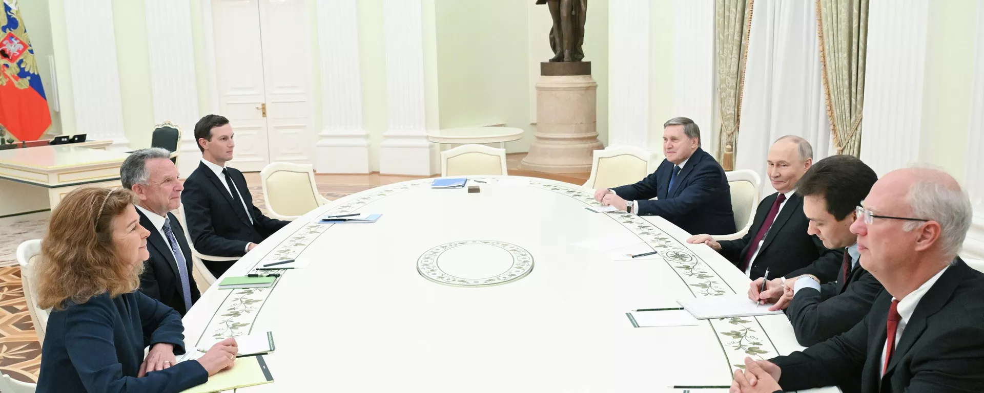 O presidente russo Vladimir Putin, o CEO do Fundo Russo de Investimento Direto (RDIF), o Representante Especial do Presidente da Federação Russa para Investimento e Cooperação Econômica com Países Estrangeiros Kirill Dmitriev (à direita), o Enviado Especial do Presidente dos EUA Steven Witkoff (segundo da esquerda) e o genro do presidente dos EUA Jared Kushner (terceiro da esquerda) durante reunião no Kremlin, em dezembro de 2025 - Sputnik Brasil, 1920, 04.12.2025