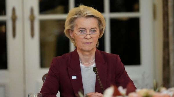 A presidente da Comissão Europeia, Ursula von de Leyen, durante sessão plenária em outubro de 2025 - Sputnik Brasil