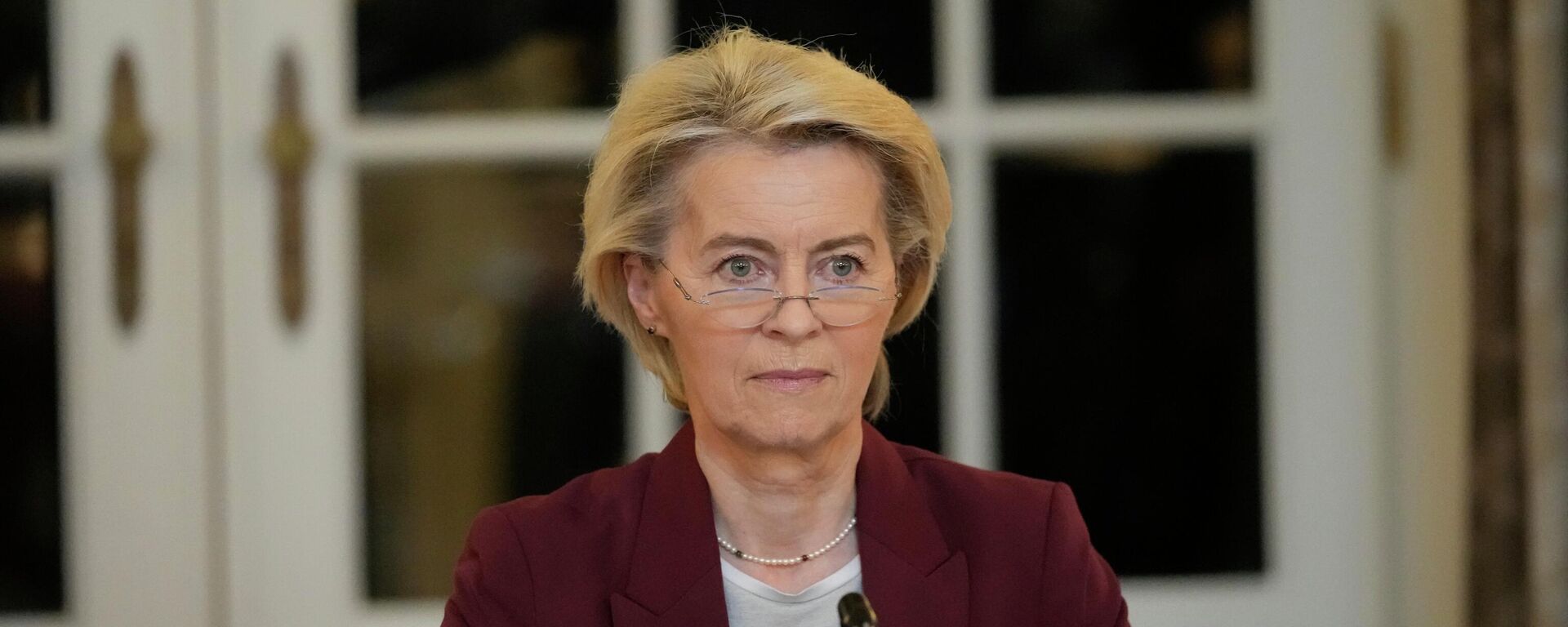 A presidente da Comissão Europeia, Ursula von de Leyen, durante sessão plenária em outubro de 2025 - Sputnik Brasil, 1920, 02.12.2025