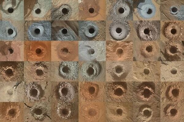 O rover Curiosity coletou 42 amostras de rocha pulverizada com a broca na ponta de seu braço robótico. Todos os 42 furos feitos pela broca são exibidos aqui - Sputnik Brasil