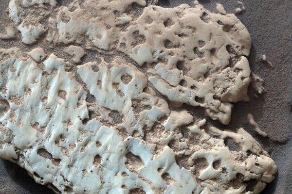 Uma rocha muito semelhante àquela fraturada pelo Curiosity, fotografada nove dias após a descoberta do enxofre - Sputnik Brasil