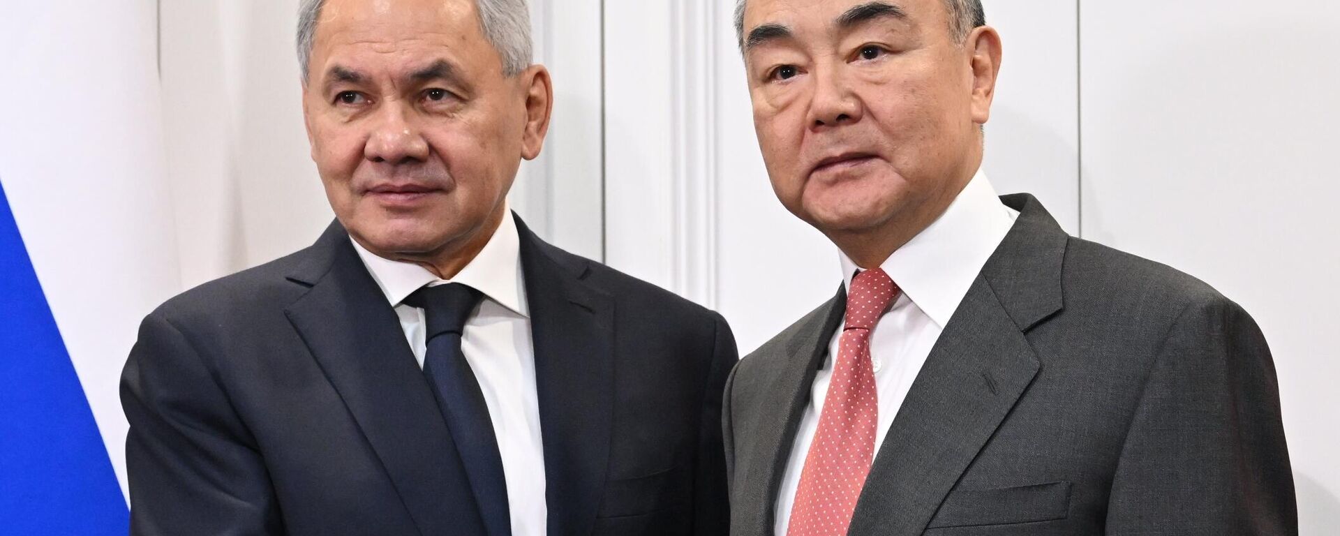 O secretário do Conselho de Segurança da Rússia, Sergei Shoigu, e o ministro das Relações Exteriores da China, Wang Yi. - Sputnik Brasil, 1920, 03.12.2025
