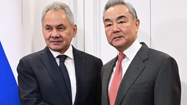 O secretário do Conselho de Segurança da Rússia, Sergei Shoigu, e o ministro das Relações Exteriores da China, Wang Yi. - Sputnik Brasil