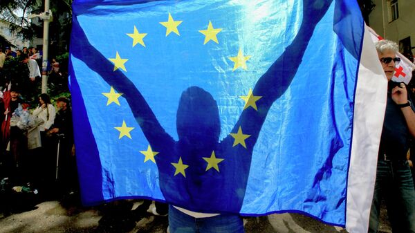 Manifestante com a bandeira da UE - Sputnik Brasil