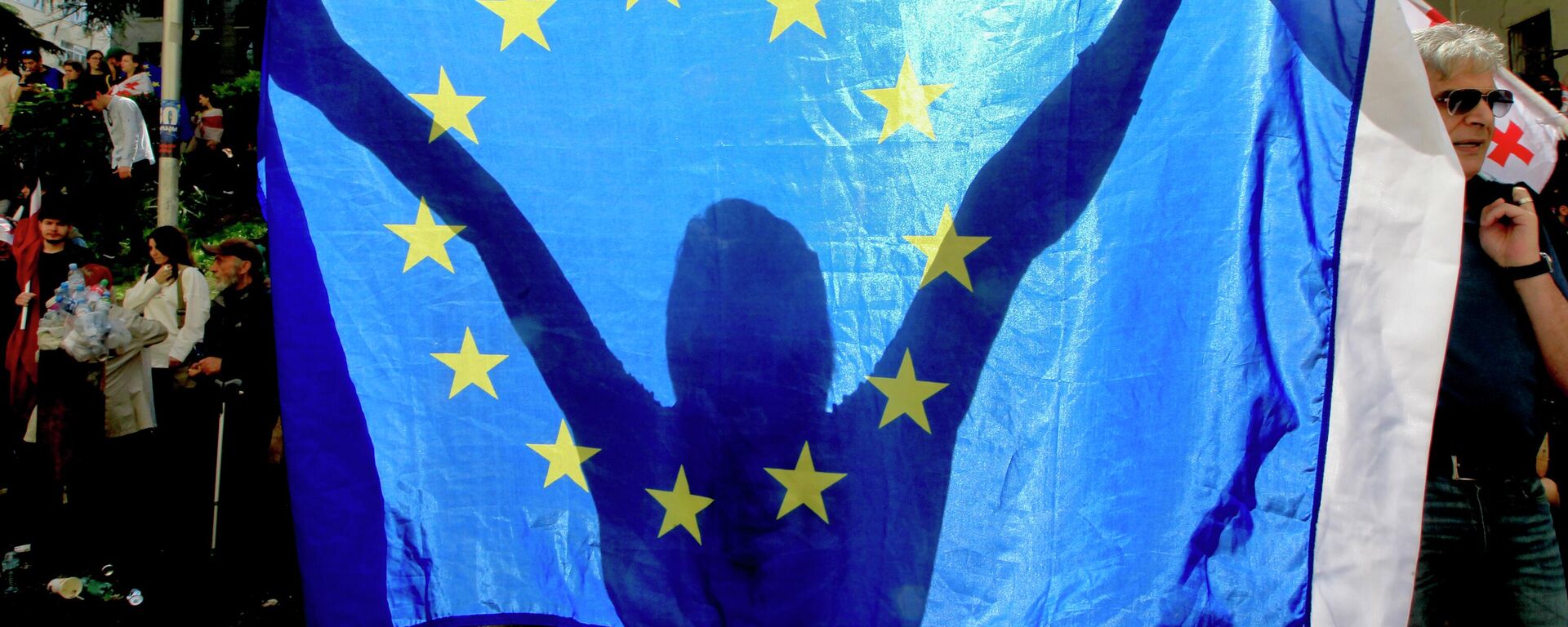 Manifestante com a bandeira da UE - Sputnik Brasil, 1920, 03.12.2025