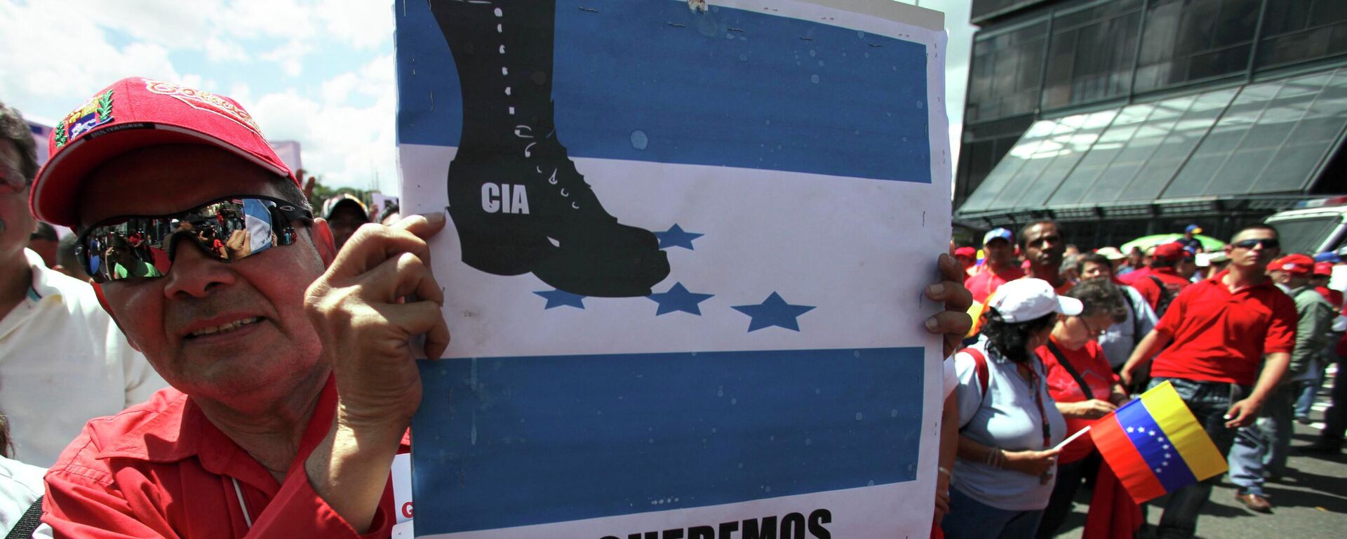 Apoiador do presidente venezuelano Hugo Chávez segura um cartaz com os dizeres em espanhol Não queremos a bota do império na América Latina durante um protesto em Caracas. Venezuela, 13 de novembro de 2009 - Sputnik Brasil, 1920, 03.12.2025
