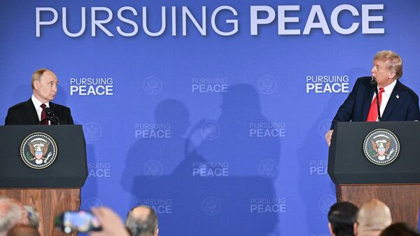 O presidente da Rússia, Vladimir Putin, e seu homólogo norte-americano Donald Trump durante encontro no Alasca, em agosto de 2025 - Sputnik Brasil