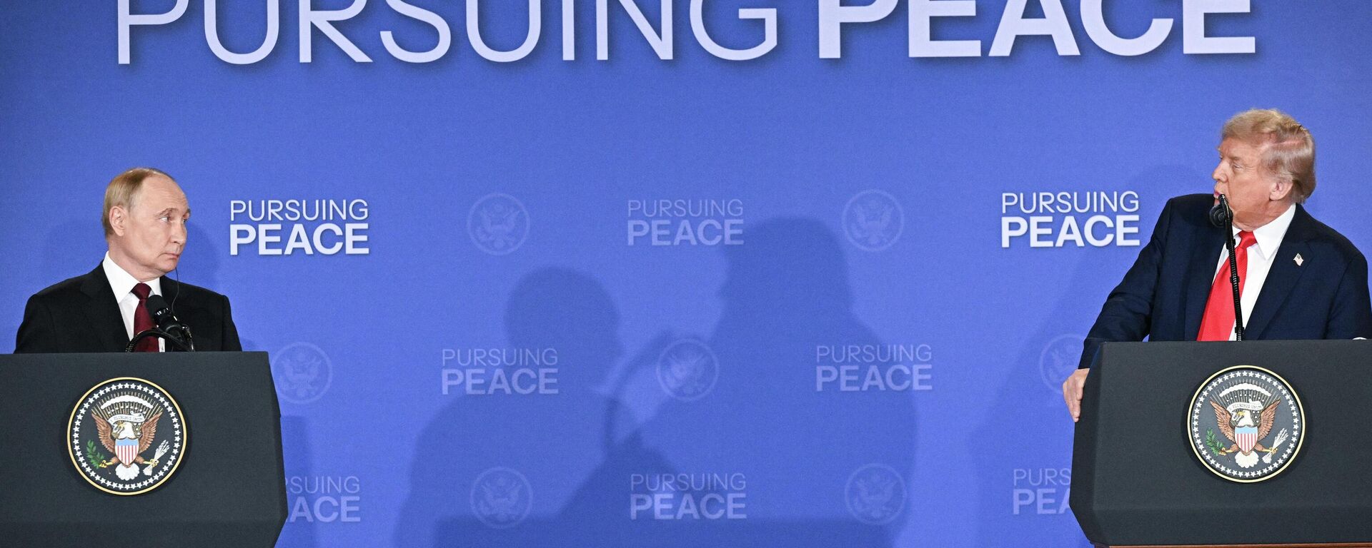 O presidente da Rússia, Vladimir Putin, e seu homólogo norte-americano Donald Trump durante encontro no Alasca, em agosto de 2025 - Sputnik Brasil, 1920, 23.01.2026