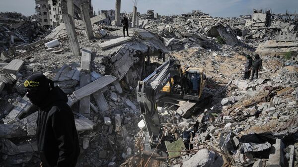 Militantes da Jihad Islâmica e do Hamas procuram os restos mortais de reféns, na Faixa de Gaza, em dezembro de 2025 - Sputnik Brasil