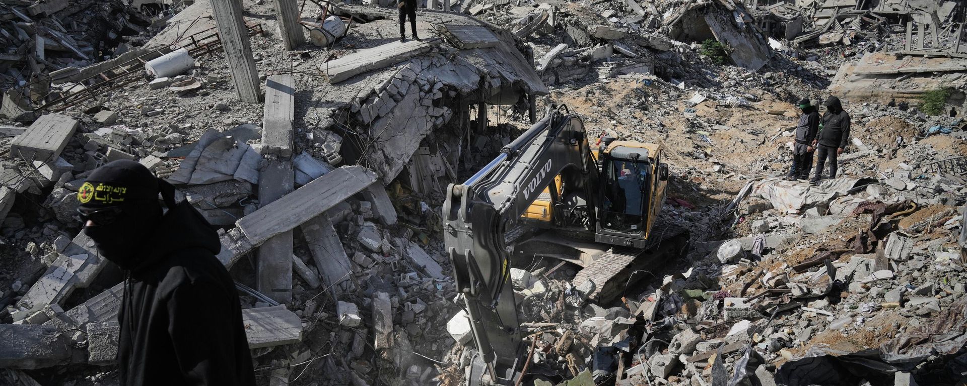 Militantes da Jihad Islâmica e do Hamas procuram os restos mortais de reféns, na Faixa de Gaza, em dezembro de 2025 - Sputnik Brasil, 1920, 16.08.2026
