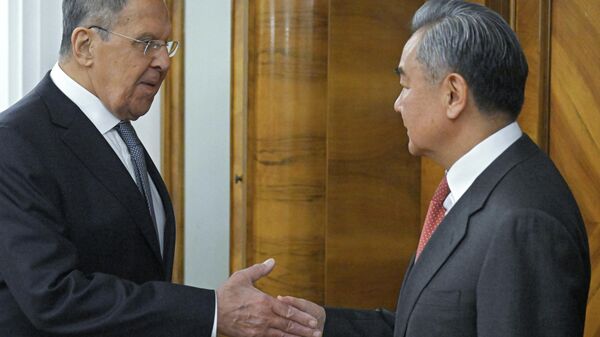 O chanceler russo, Sergei Lavrov, e seu homólogo chinês, Wang Yi. - Sputnik Brasil