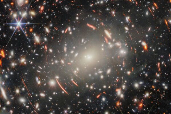 No centro da imagem, o aglomerado mega-monstro de galáxias Abell S1063. Esta gigantesca coleção de galáxias, situada a 4,5 bilhões de anos-luz da Terra na constelação de Grus (o Grou) - Sputnik Brasil