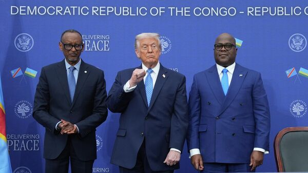 O presidente dos Estados Unidos, Donald Trump (centro), posa ao lado do presidente de Ruanda, Paul Kagame (à esq.), e do presidente da República Democrática do Congo, Félix-Antoine Tshisekedi (à dir.), no Instituto da Paz Donald J. Trump, em dezembro de 2025 - Sputnik Brasil