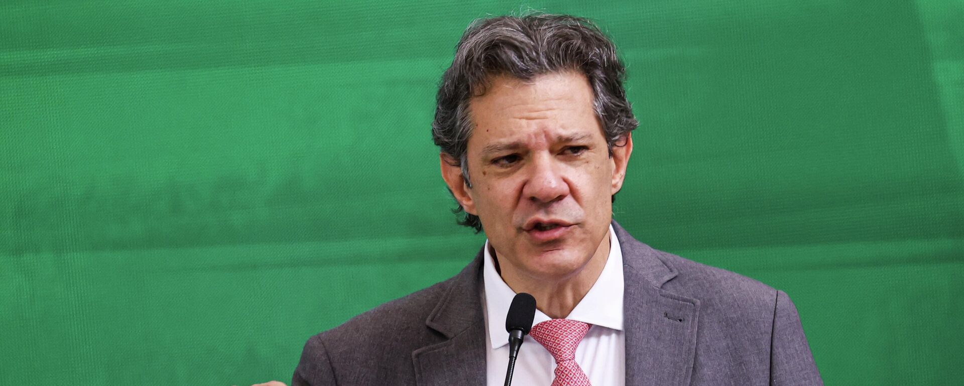 O ministro da Fazenda, Fernando Haddad, fala durante a abertura da 6ª Reunião Plenária do Conselho de Desenvolvimento Econômico Social Sustentável (CDESS), no Palácio Itamaraty, em 4 de dezembro de 2025 - Sputnik Brasil, 1920, 29.01.2026
