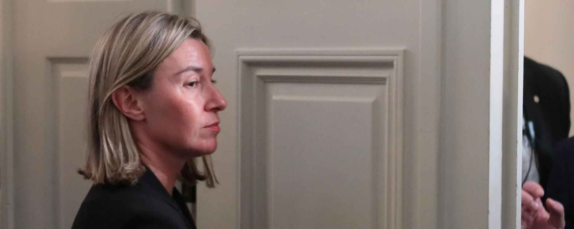A então chefe da diplomacia da União Europeia, Federica Mogherini, após reunião, em 2019 - Sputnik Brasil, 1920, 05.12.2025