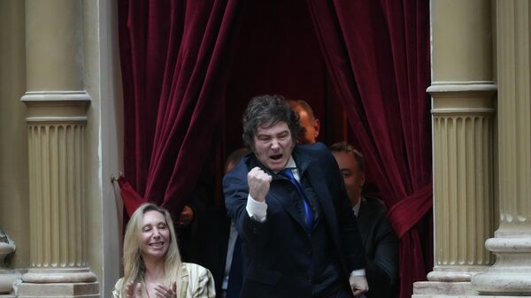 O presidente da Argentina, Javier Milei, em aceno a membros do próprio partido durante cerimônia de juramento no Congresso da Argentina, em dezembro de 2025 - Sputnik Brasil