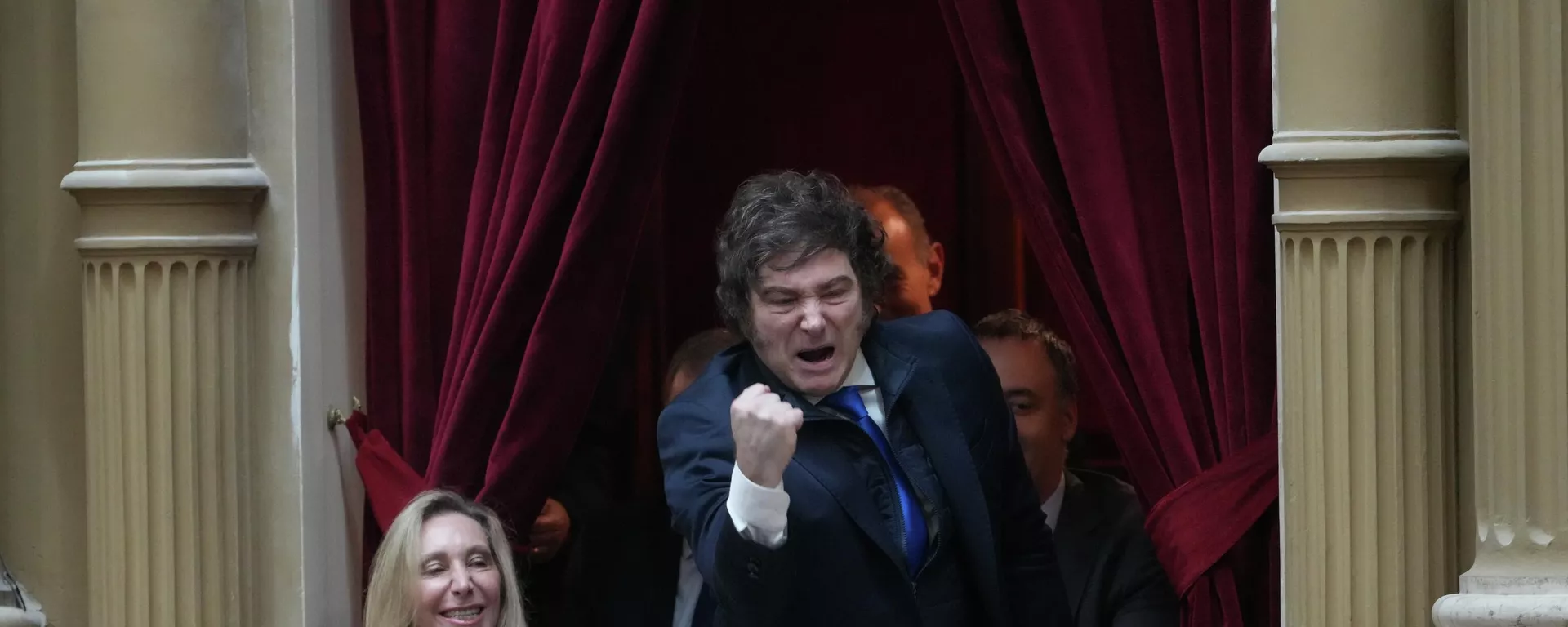 O presidente da Argentina, Javier Milei, em aceno a membros do próprio partido durante cerimônia de juramento no Congresso da Argentina, em dezembro de 2025 O presidente da Argentina, Javier Milei, em aceno a membros do próprio partido durante cerimônia de juramento no Congresso da Argentina, em dezembro de 2025 - Sputnik Brasil, 1920, 05.12.2025