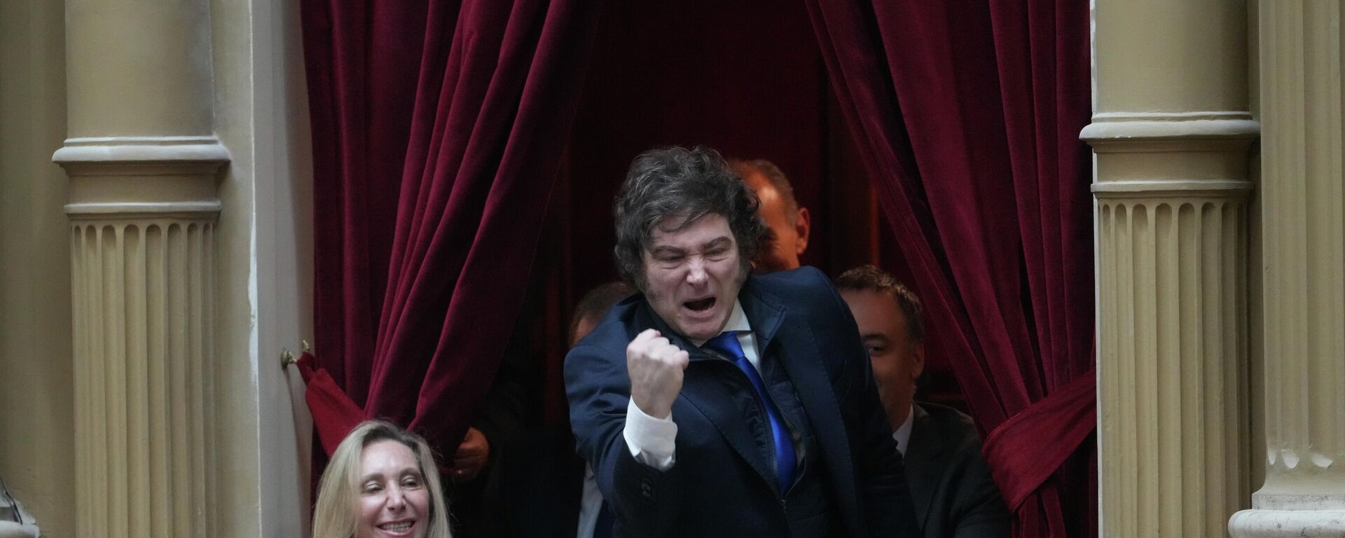 O presidente da Argentina, Javier Milei, em aceno a membros do próprio partido durante cerimônia de juramento no Congresso da Argentina, em dezembro de 2025 - Sputnik Brasil, 1920, 05.12.2025