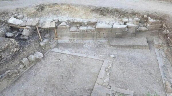 Arqueólogos revelam muro duplo engenhoso e santuário em escavação histórica em palácio na Grécia - Sputnik Brasil