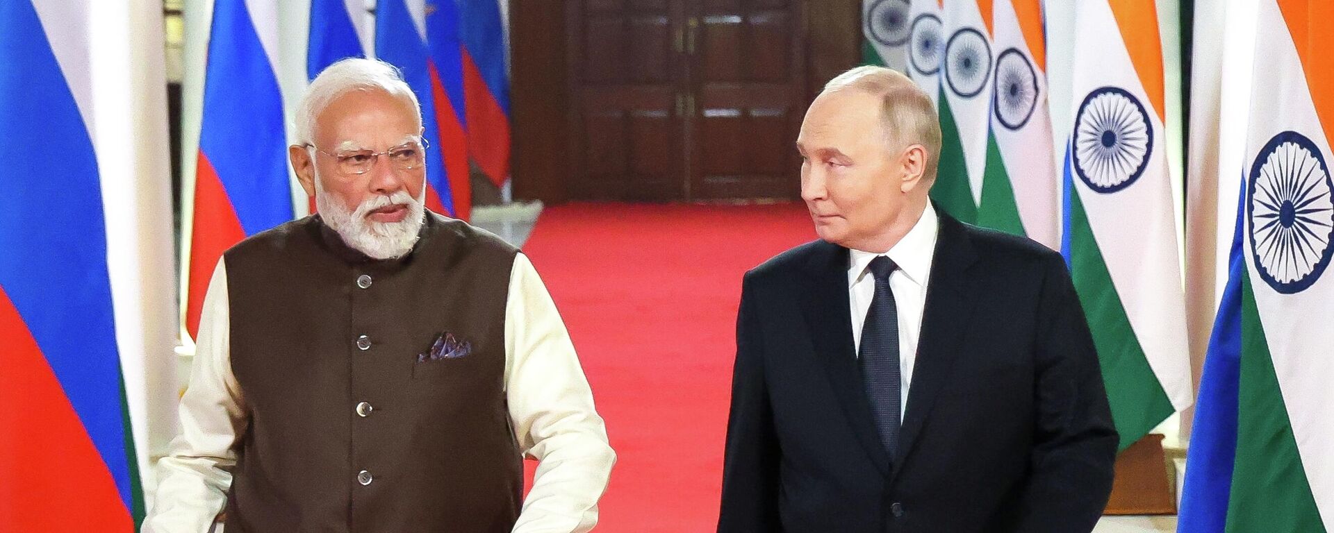 O presidente russo Vladimir Putin e primeiro-ministro indiano Narendra Modi. - Sputnik Brasil, 1920, 05.12.2025