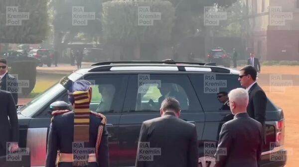 Narendra Modi chega ao Palácio Presidencial para a cerimônia oficial de boas-vindas com Vladimir Putin - Sputnik Brasil