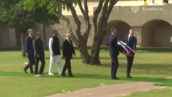Vladimir Putin e Narendra Modi visitam o memorial de Mahatma Gandhi – líder do povo indiano na luta pela libertação nacional - Sputnik Brasil