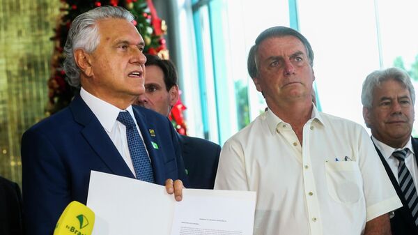 O governador de Goiás, Ronaldo Caiado (à esq.), e o então presidente do Brasil Jair Bolsonaro (à dir.) falam à imprensa no Palácio da Alvorada, em dezembro de 2021 - Sputnik Brasil