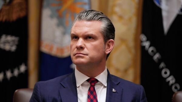 Pete Hegseth ouve Donald Trump falar durante uma reunião de gabinete na Casa Branca, em Washington DC. EUA, 2 de dezembro de 2025 - Sputnik Brasil