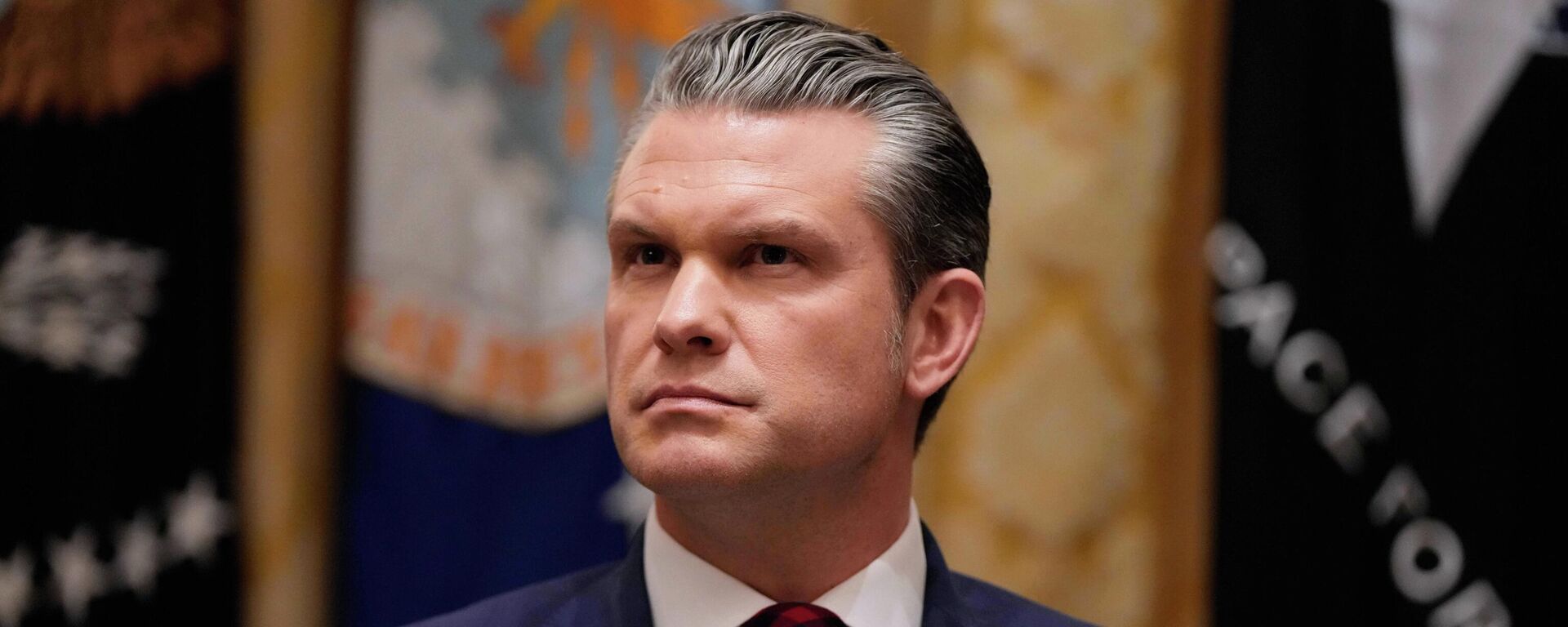 Pete Hegseth ouve Donald Trump falar durante uma reunião de gabinete na Casa Branca, em Washington DC. EUA, 2 de dezembro de 2025 - Sputnik Brasil, 1920, 06.12.2025