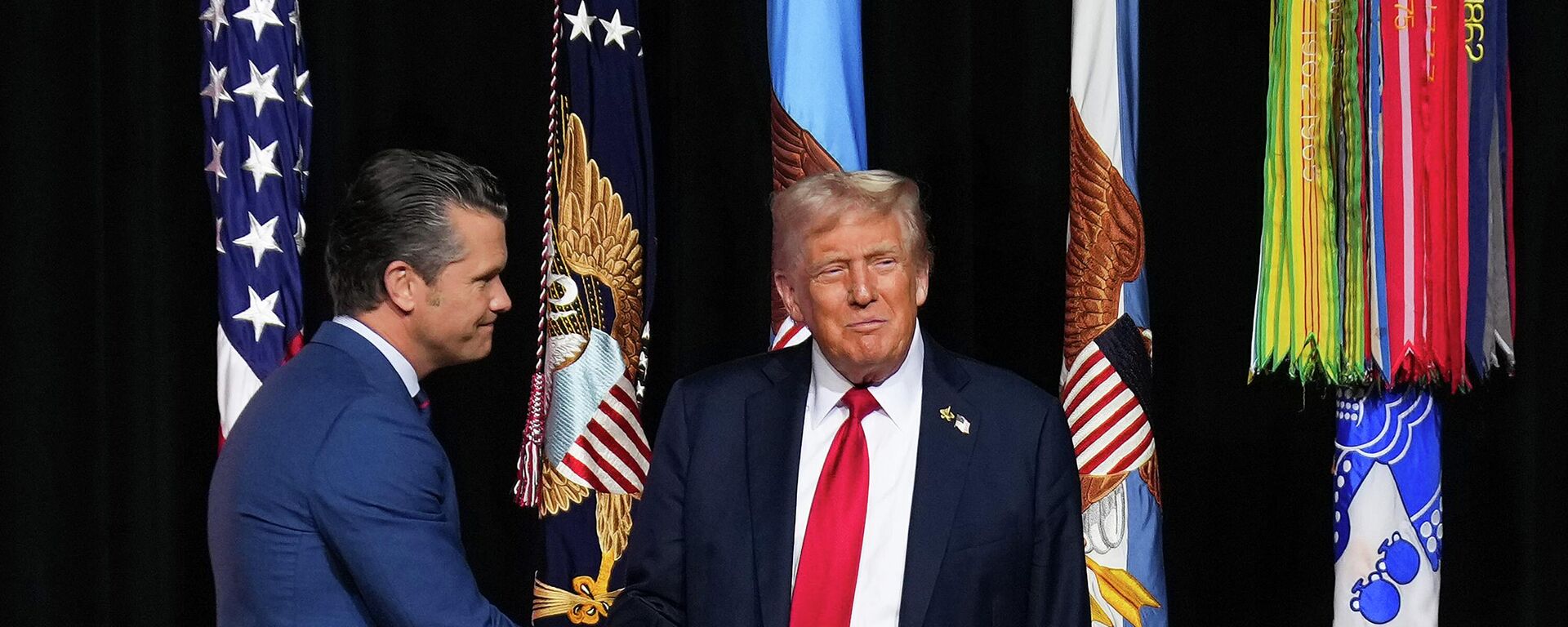 O presidente dos Estados Unidos, Donald Trump (à dir.), ao lado do secretário de Guerra, Pete Hegseth (à esq.), em setembro de 2025 - Sputnik Brasil, 1920, 07.12.2025