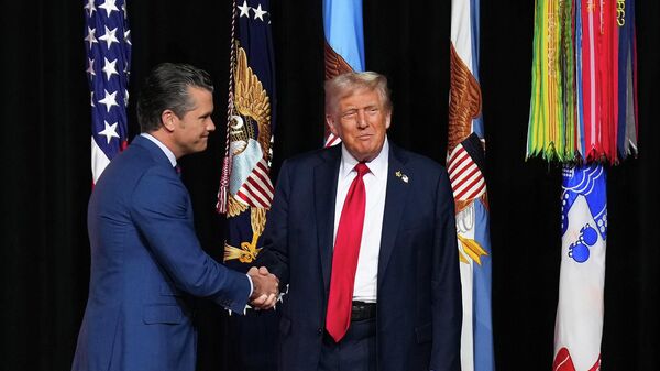 O presidente dos Estados Unidos, Donald Trump (à dir.), ao lado do secretário de Guerra, Pete Hegseth (à esq.), em setembro de 2025 - Sputnik Brasil