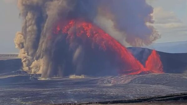 Kilauea impressiona com sua 38ª erupção e jatos de lava de 370 metros - Sputnik Brasil