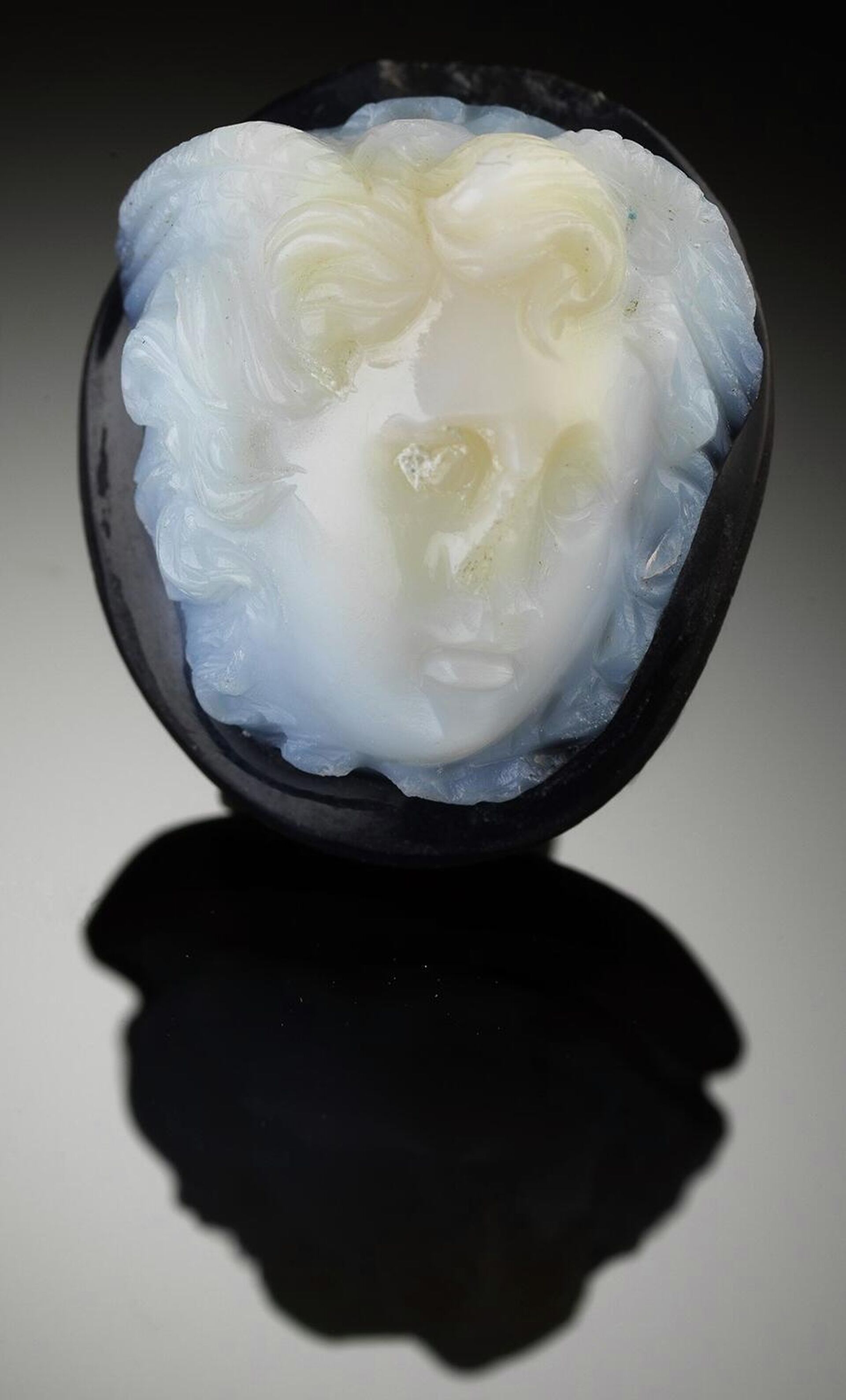 Camafeu da Era Romana esculpido em ônix descoberto em Hallstatt, na Áustria - Sputnik Brasil, 1920, 07.12.2025