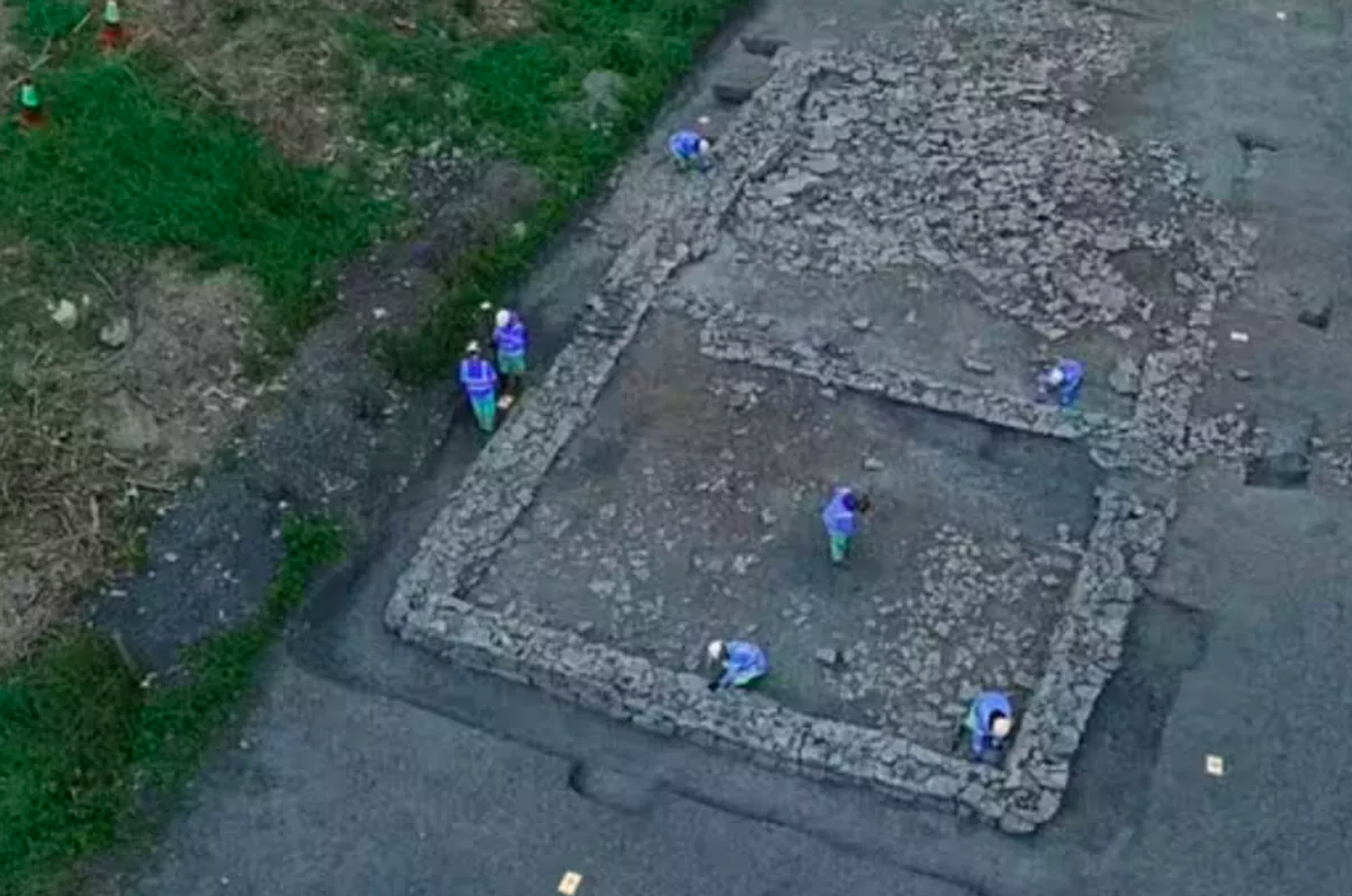 A estação de serviço, com quase 2.000 anos de idade, descoberta ao longo de uma importante estrada romana. A estação de serviço, com quase 2.000 anos de idade, descoberta ao longo de uma importante estrada romana.