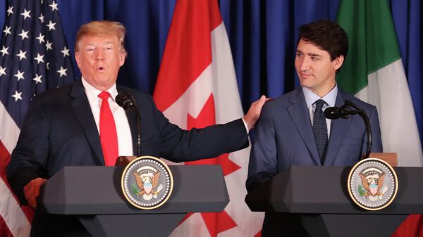 O presidente dos EUA, Donald Trump, toca no ombro do primeiro-ministro do Canadá, Justin Trudeau. - Sputnik Brasil